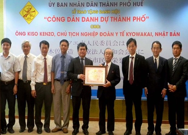 Ciudad centrovietnamita de Hue concede ciudadania honoraria a un japones hinh anh 1