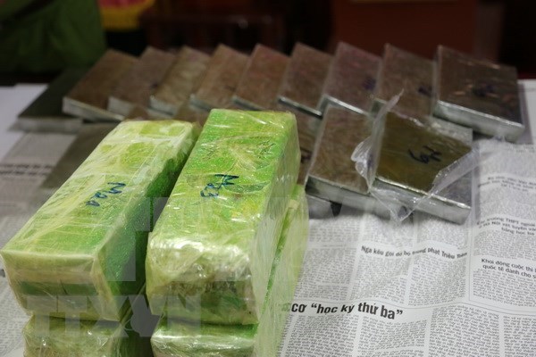 Incautan en Vietnam 19 ladrillos de heroina y cuatro kilogramos de metanfetamina desde Laos hinh anh 1