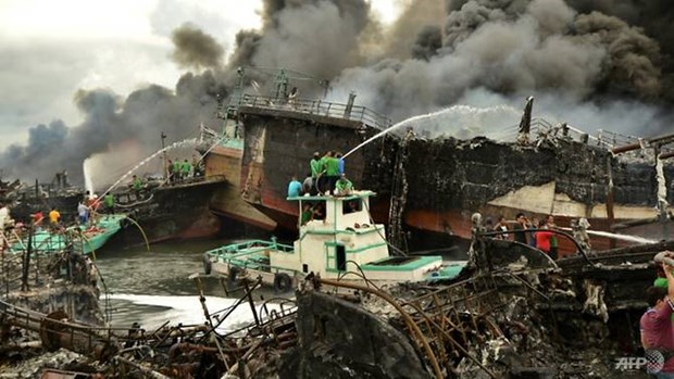 Indonesia: Decenas de buques calcinados en incendio en Bali hinh anh 1