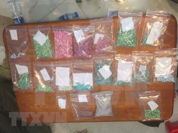 Arrestan a narcotraficantes con miles de pildoras de drogas en Vietnam hinh anh 1