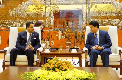 Vietnam y los Emiratos Arabes Unidos firmaran acuerdos en deporte y cultura hinh anh 1