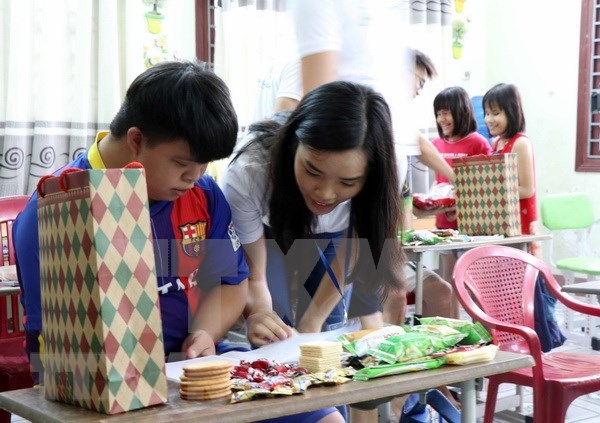 Continuan jovenes vietnamitas residentes en exterior su recorrido en tierra natal hinh anh 1