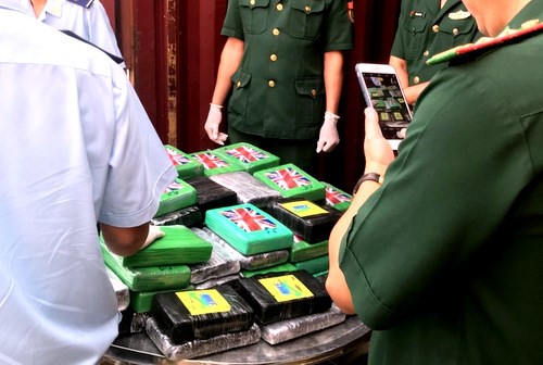 Vietnam confisca 100 paquetes de cocaina en contenedor con chatarra hinh anh 1