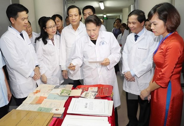 Presidenta del Parlamento de Vietnam visita el archivo donde se guardan miles de documentos de la guerra hinh anh 1
