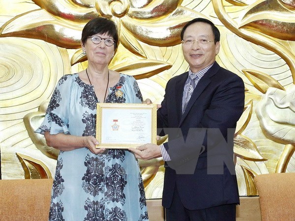 Vietnam condecora a la embajadora de Belgica con insignia de la amistad hinh anh 1
