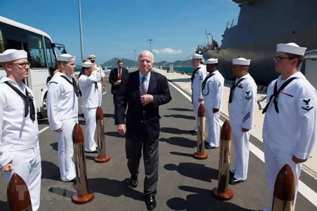 Vietnam expresa condolencias por fallecimiento de senador estadounidense John McCain hinh anh 1