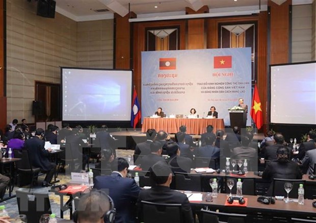 Vietnam y Laos intercambian experiencias en la movilizacion de masas hinh anh 1
