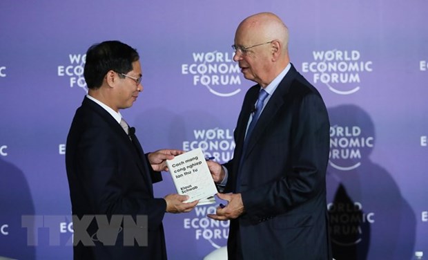 FEM-ASEAN: Presentan libro “La cuarta revolucion industrial” en idioma vietnamita hinh anh 1