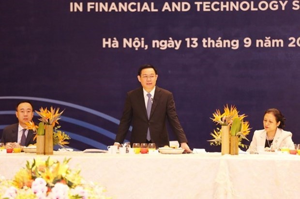 Vicepremier de Vietnam dialoga con empresarios en marco del FEM- ASEAN 2018 hinh anh 1