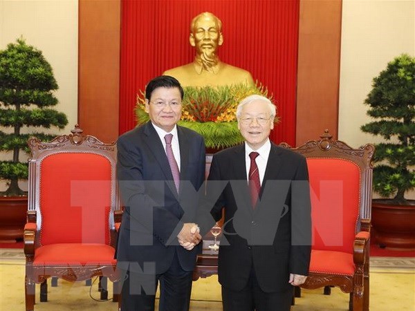 Maximo dirigente partidista recibe al premier laosiano en marco de FEM-ASEAN hinh anh 1