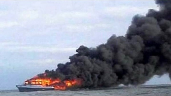 Indonesia reporta 10 muertos tras incendio de un ferry hinh anh 1