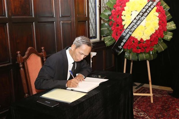 Embajada de Vietnam en Argentina abre libro de condolencias por deceso del presidente Tran Dai Quang hinh anh 2
