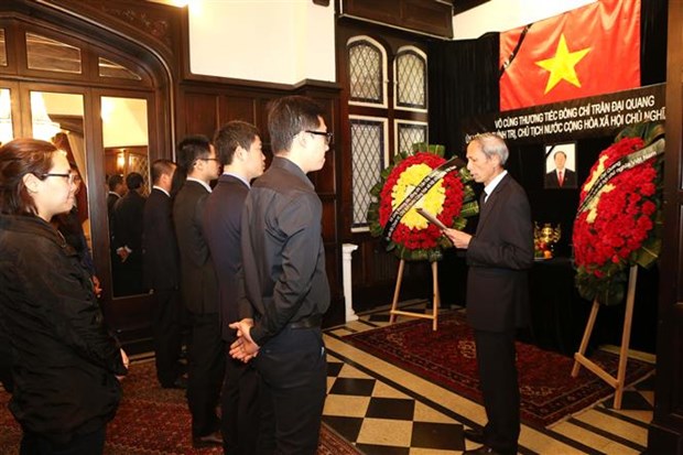 Embajada de Vietnam en Argentina abre libro de condolencias por deceso del presidente Tran Dai Quang hinh anh 1
