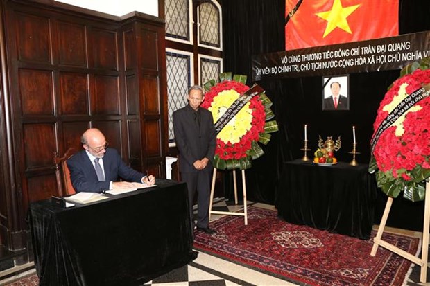 Embajada de Vietnam en Argentina abre libro de condolencias por deceso del presidente Tran Dai Quang hinh anh 3
