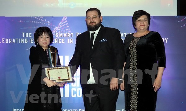 Primera vietnamita honrada con premio internacional sobre “Nacion inteligente” hinh anh 1