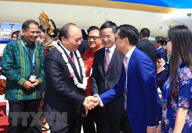 Premier de Vietnam concluye viaje para asistir a Reunion de Dirigentes de ASEAN y visita a Indonesia hinh anh 1