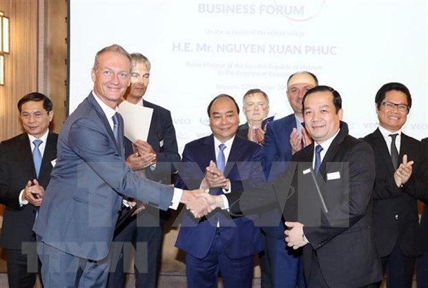 Premier de Vietnam promete a dar mejores condiciones a empresas europeas hinh anh 1