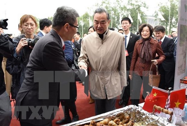 Diplomaticos vietnamitas participan en feria caritativa en Beijing hinh anh 1