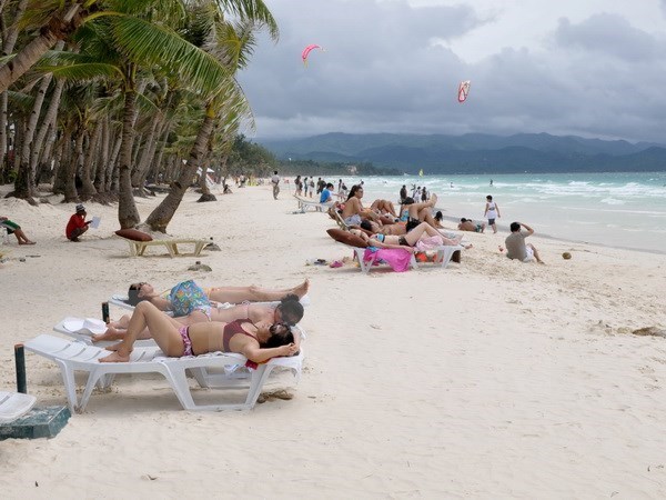 Isla filipina de Boracay reabre sus puertas a turistas con algunas restricciones hinh anh 1
