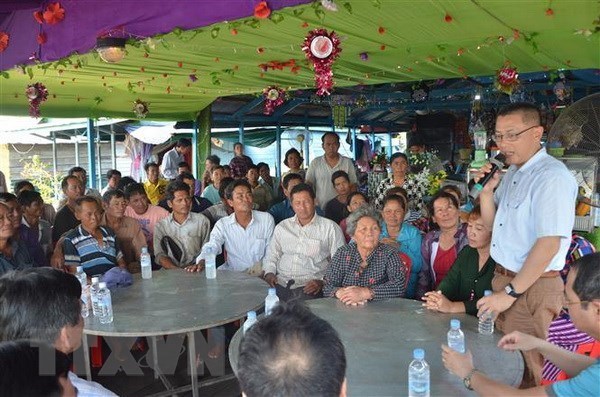 Embajador de Hanoi visita camboyanos de origen vietnamita en provincia de Kampong Chhnang hinh anh 1