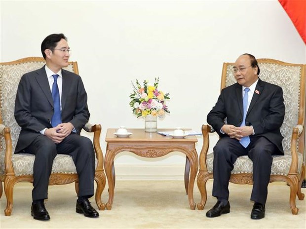 Premier de Vietnam recaba apoyo de Samsung al desarrollo de las industrias auxiliares hinh anh 1