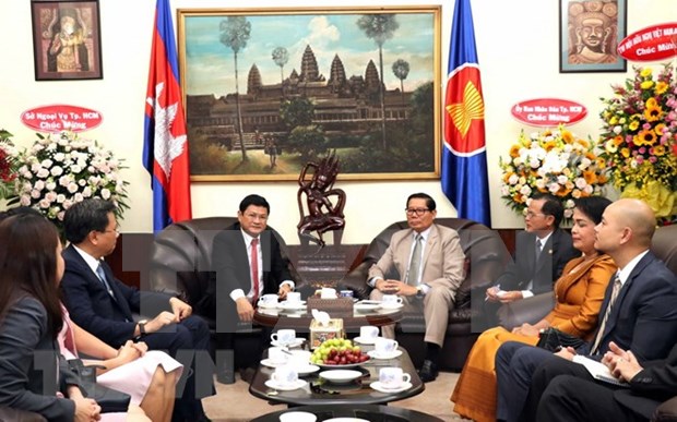 Dirigente de Ciudad Ho Chi Minh felicita 65 aniversario de la independencia de Camboya hinh anh 1