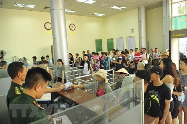 Puerta fronteriza entre Vietnam y China recibe al visitante numero 10 millones hinh anh 1