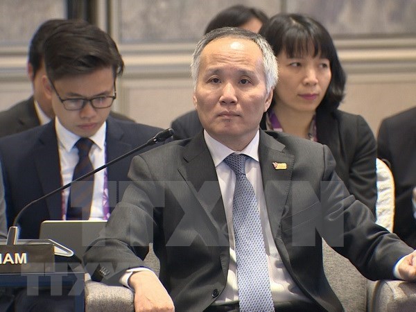 Vietnam asiste a reuniones economicas de ASEAN en Singapur hinh anh 1