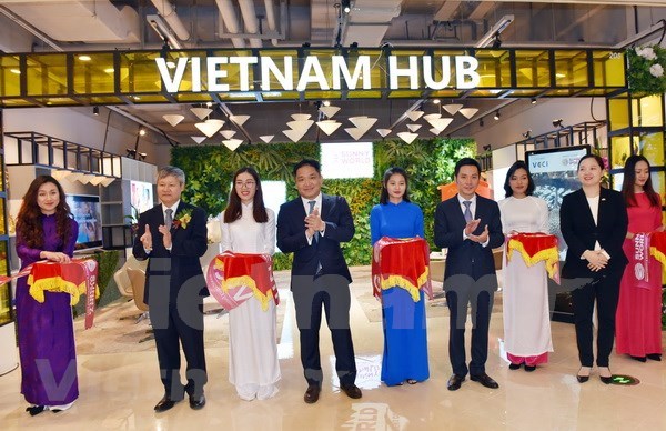 Inauguran stand de Vietnam en Centro de Comercio Global en Shanghai hinh anh 1