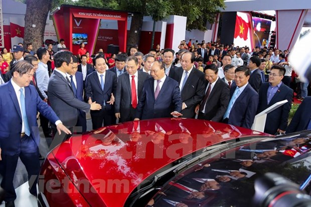 Premier de Vietnam asiste a la presentacion de automoviles de VinFast hinh anh 1