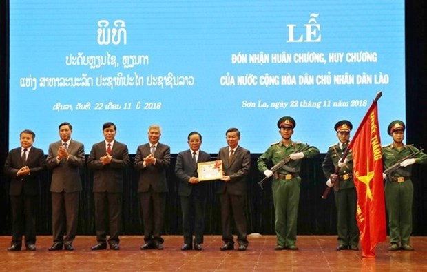 Dirigentes de provincia vietnamita condecorados con medallas y ordenes nobles de Laos hinh anh 1