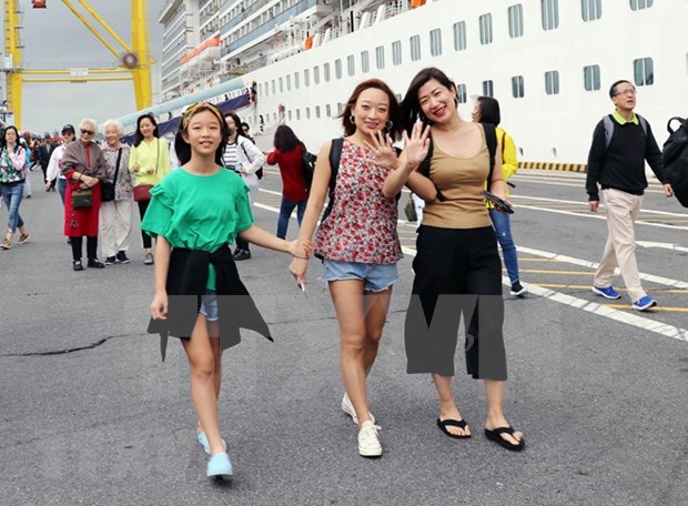 Da Nang recibe a mas de dos mil turistas extranjeros por via maritima hinh anh 1