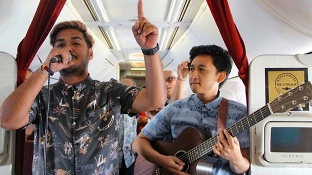 Aerolinea de Indonesia ofrece concierto en vivo durante vuelos hinh anh 1
