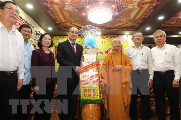 Dirigentes de Ciudad Ho Chi Minh transmiten a comunidades religiosas felicitaciones por el Tet hinh anh 1
