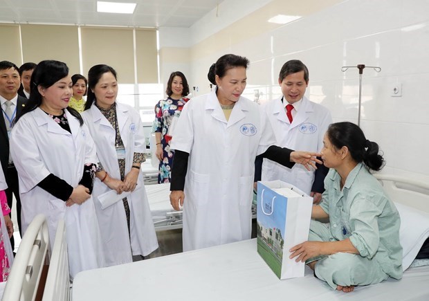 Presidenta parlamentaria de Vietnam resalta el desarrollo de medicina tradicional hinh anh 1