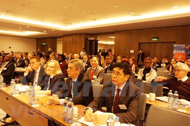 Vietnam asiste a novena conferencia internacional del sector publico en Praga hinh anh 1