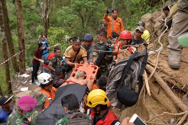 Casi 100 personas atrapadas tras derrumbe en una mina de Indonesia, vaticina funcionario hinh anh 1