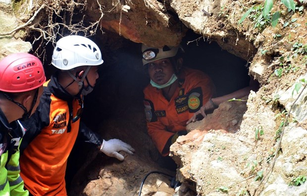 Suspenden en Indonesia busqueda de victimas de derrumbe de mina hinh anh 1