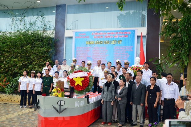 Homenajean a combatientes vietnamitas caidos en la isla de Gac Ma hinh anh 1