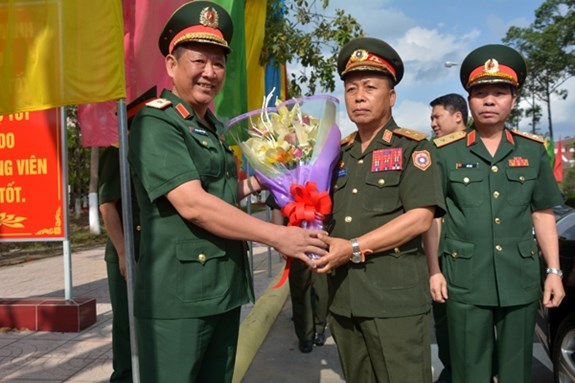 Visita delegacion militar de Laos el Comando de Zona Militar 9 de Vietnam hinh anh 1