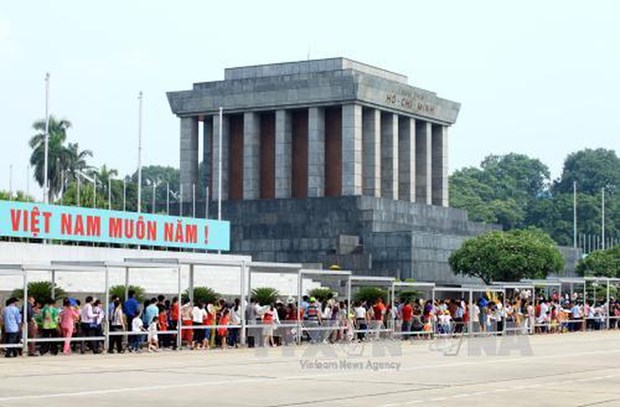 Mas de 10 mil personas visitan el Mausoleo de Ho Chi Minh en ocasion de su natalicio hinh anh 1