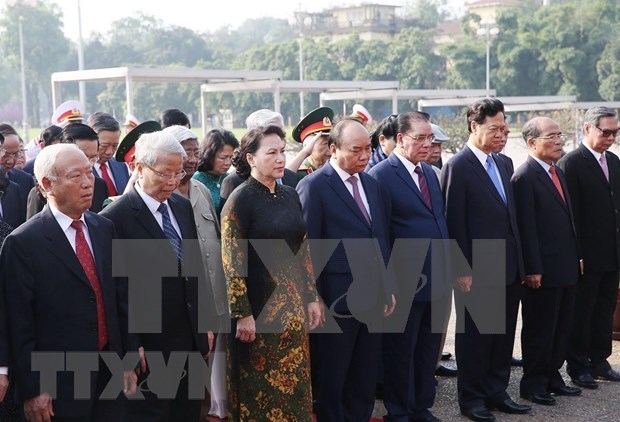 Dirigentes vietnamitas rinden homenaje al presidente Ho Chi Minh hinh anh 1