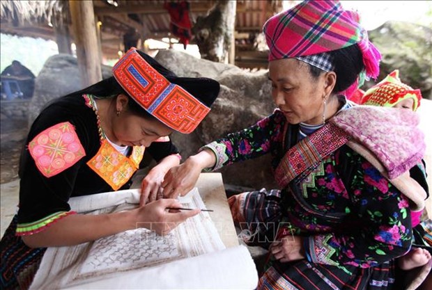 Oficio de tejeduria de la etnia Mong de Vietnam atrae a turistas hinh anh 1