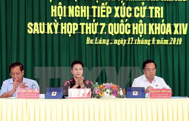 Dialoga maxima legisladora de Vietnam con electores en Can Tho hinh anh 1