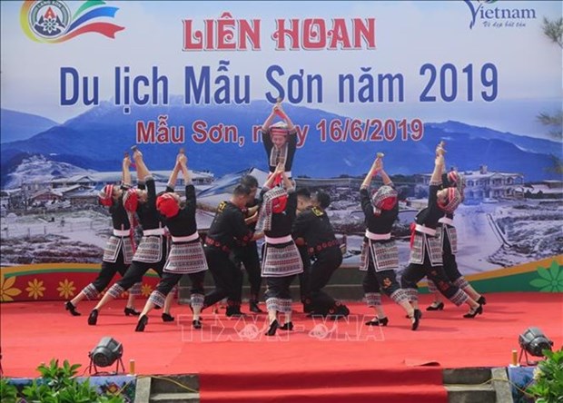 Asisten miles de turistas al Festival de Turismo de Mau Son en Vietnam hinh anh 1