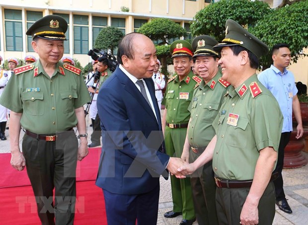 Pide primer ministro de Vietnam a la policia seguir de cerca la situacion global hinh anh 1