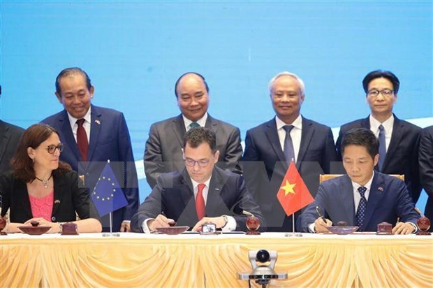 Prensa internacional destaca la firma de acuerdo de libre comercio entre UE y Vietnam hinh anh 1