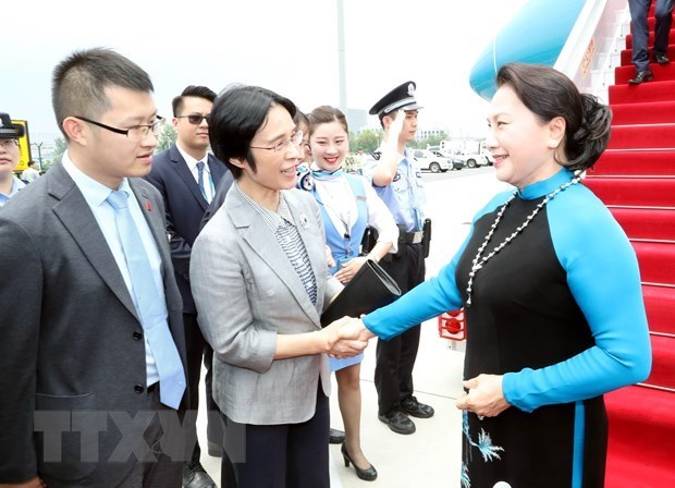 Inicia Presidenta de la Asamblea Nacional de Vietnam visita oficial a China hinh anh 1