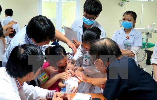 Ofrecen medicos sudcoreanos cirugias gratuitas a ninos vietnamitas hinh anh 1