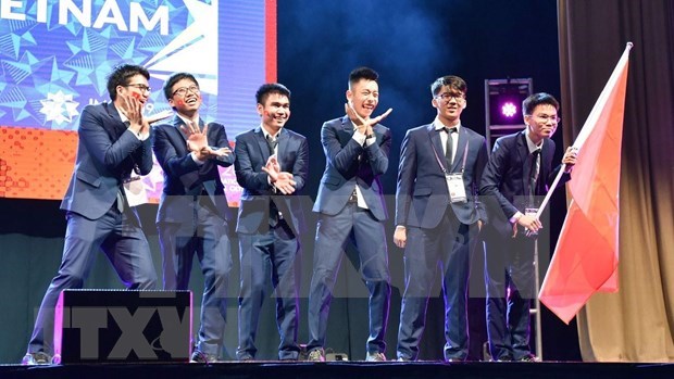 Estudiantes vietnamitas ganan dos medallas de oro en la Olimpiada Internacional de Matematica hinh anh 1